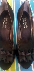 The touch of Nina blk peep toe heels